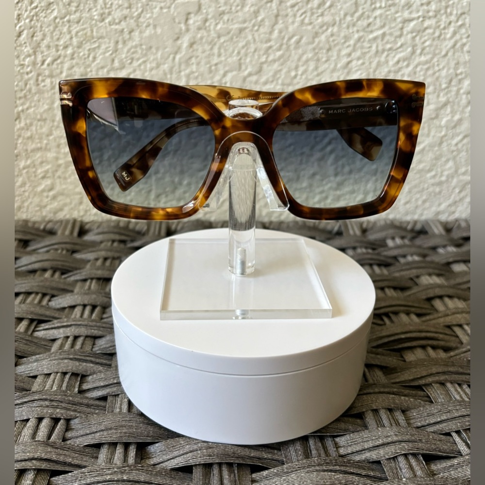 SOLD*Marc Jacobs Tortoise Sunglasses 🤎✨ - Picture 1 of 7